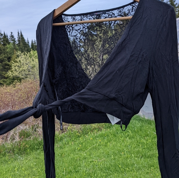 Wrap over crop cardigan with black lace - Picture 2 of 2